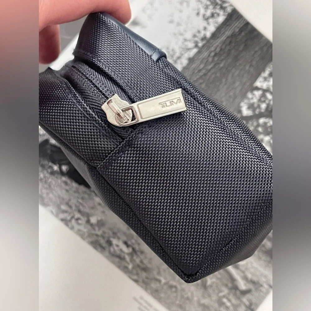 New Tumi For Delta Lined Cosmetic Bag In Navy Blue / Tumi Sleeping Mask In Black